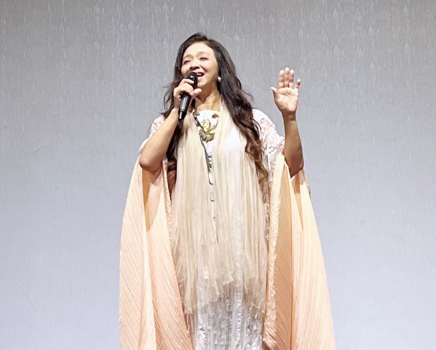 《圖說》金曲獎歌后許景淳演唱月琴、橄欖樹等多首抒情典雅的民歌，觀眾聽的如癡如醉。〈覺行佛教基金會提供〉
