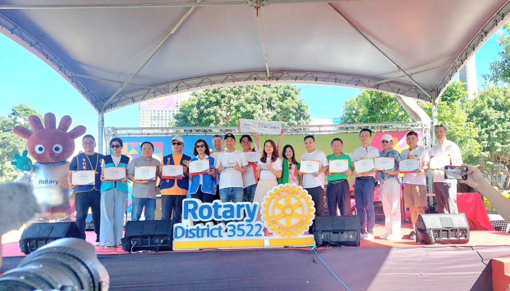 圖▲在啟動儀式上頒發感謝狀給14個贊助主辦的各社。(圖/國際扶輪3522地區提供)