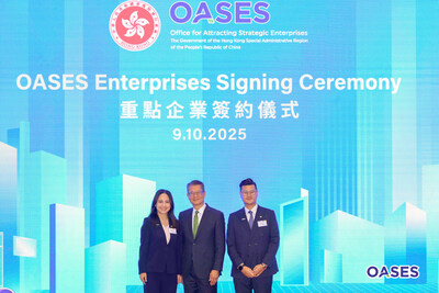 羅氏大藥廠香港有限公司港澳總經理何艾媚女士（左）與羅氏診斷（香港）有限公司總經理羅子賢先生（右）出席重點企業簽約儀式，並與財政司司長陳茂波先生（中）合照。相片來源：OASES