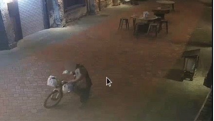 飢餓難耐！男子邊走邊吃他人慶生蛋糕 3小時內遭警送辦。〈圖/記者蔡宗武翻攝〉