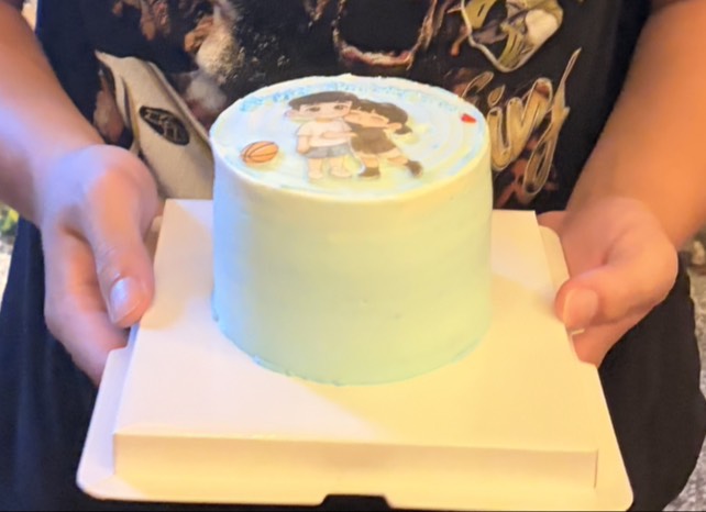 蔡姓女子焦急地向鹽埕警分局五福四路派出所報案蛋糕遭竊。〈圖/記者蔡宗武翻攝〉