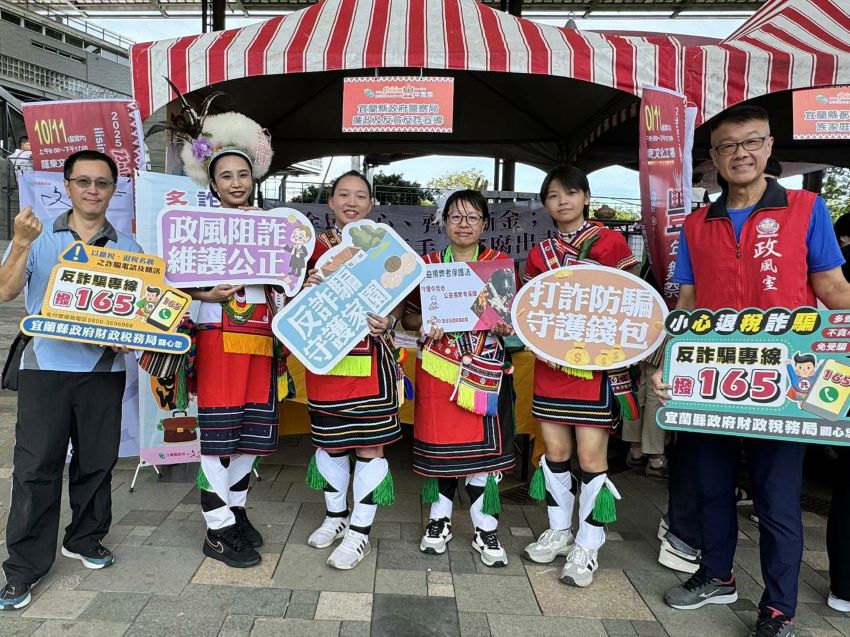 《圖說》新北市消防局政風主任林三龍〈右一〉與熱情參與活動民眾廉政有獎徵答。〈新北消政風室提供〉