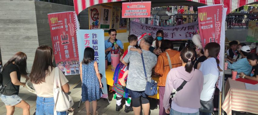 《圖說》新北消跨域結合宜蘭文化設攤辦理廉政法令宣導。〈新北消政風室提供〉