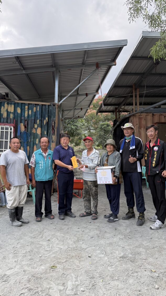 張峻議長與議會團隊帶著慰問金與生活物資，前往鳳林鎮關心受災戶。