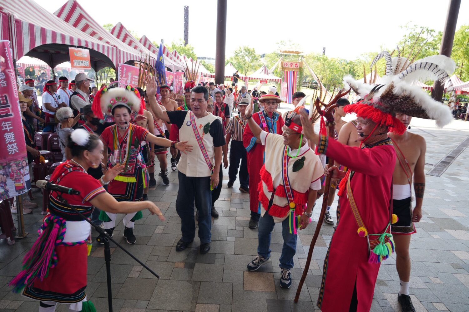 黃仁在現場受到許多族人熱烈歡迎。(圖／黃仁國會辦公室)