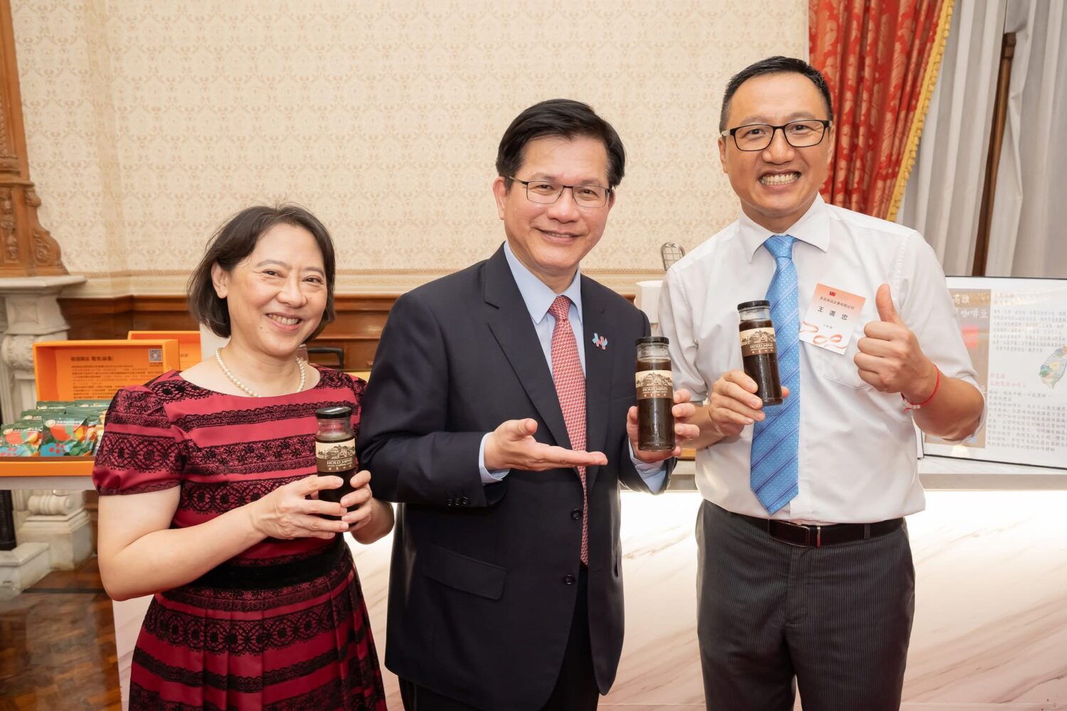 赫曼咖啡團隊受邀參與2025年雙十國慶晚會，展示貴賓指定款「那瑪夏卓武山達嗨咖啡」，成為國慶宴會最受矚目的台灣精品代表品牌。（圖／記者林照東翻攝）