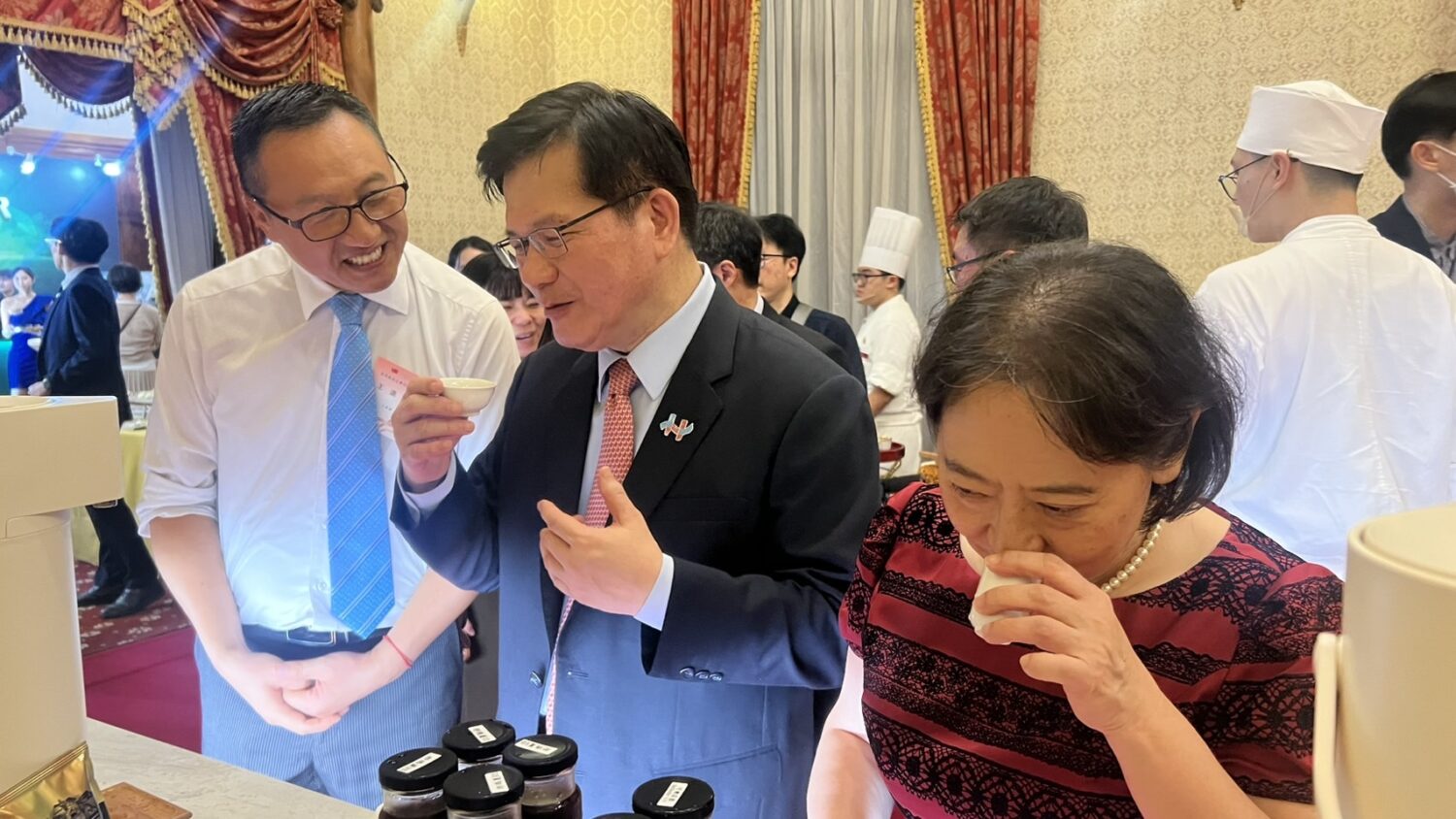 赫曼咖啡團隊受邀參與2025年雙十國慶晚會，展示貴賓指定款「那瑪夏卓武山達嗨咖啡」禮盒，成為國慶宴會最受矚目的台灣精品代表品牌。（圖／記者林照東翻攝）