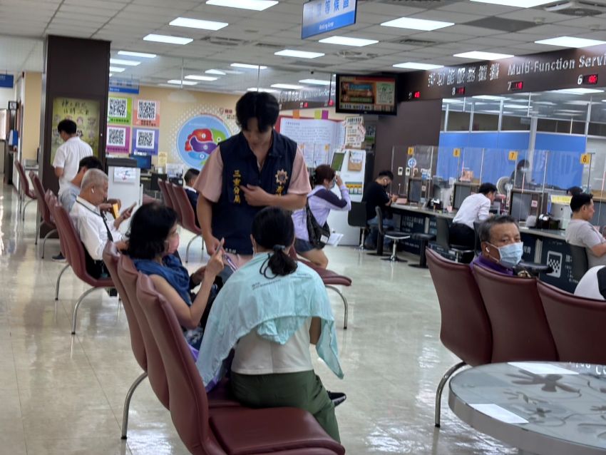 加強攔阻 三重警攜手超商、公部門跨單位合作 4 《圖說》三重警於民眾等候區進行宣導及關懷慰問。〈三重分局提供〉