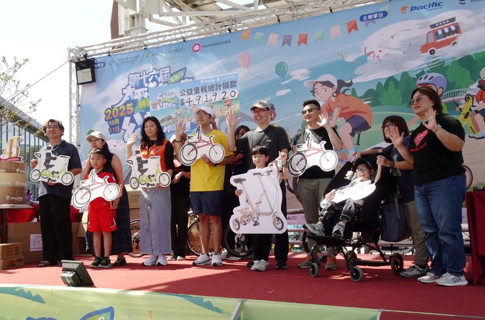 圖▲2025年太平洋自行車單車公益家庭日，公益受贈單位財團法人屏東縣私立屏東啟智教養院、嘉義縣聖心教養院，以及五位身障學生。