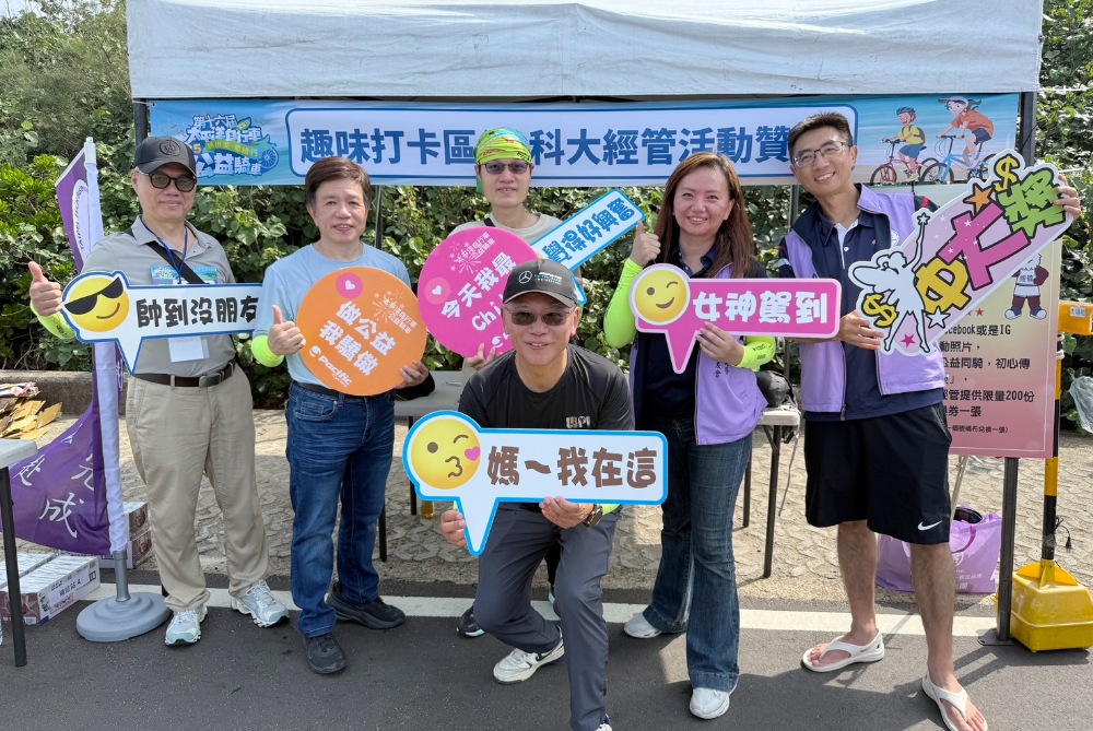 圖▲北科大經管系所友會團隊於活動補給站，為選手熱情加油。