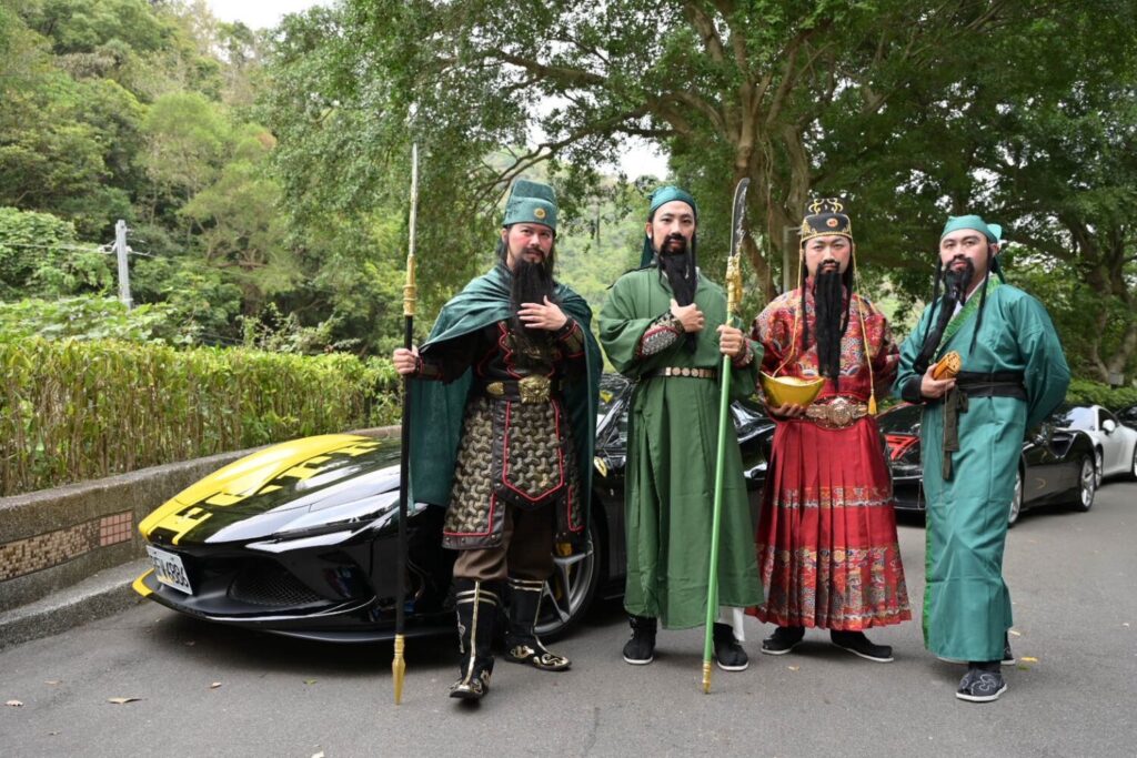 新莊聖武堂廟慶「聖武好神祭」熱鬧登場 讓傳統忠義文化更潮更年輕 | 索引新聞 INDEX News 關聖帝君以Coser裝扮化身帝君英雄聯盟創意展現,吸引民眾爭相拍照留念。(圖/新莊聖武堂提供)