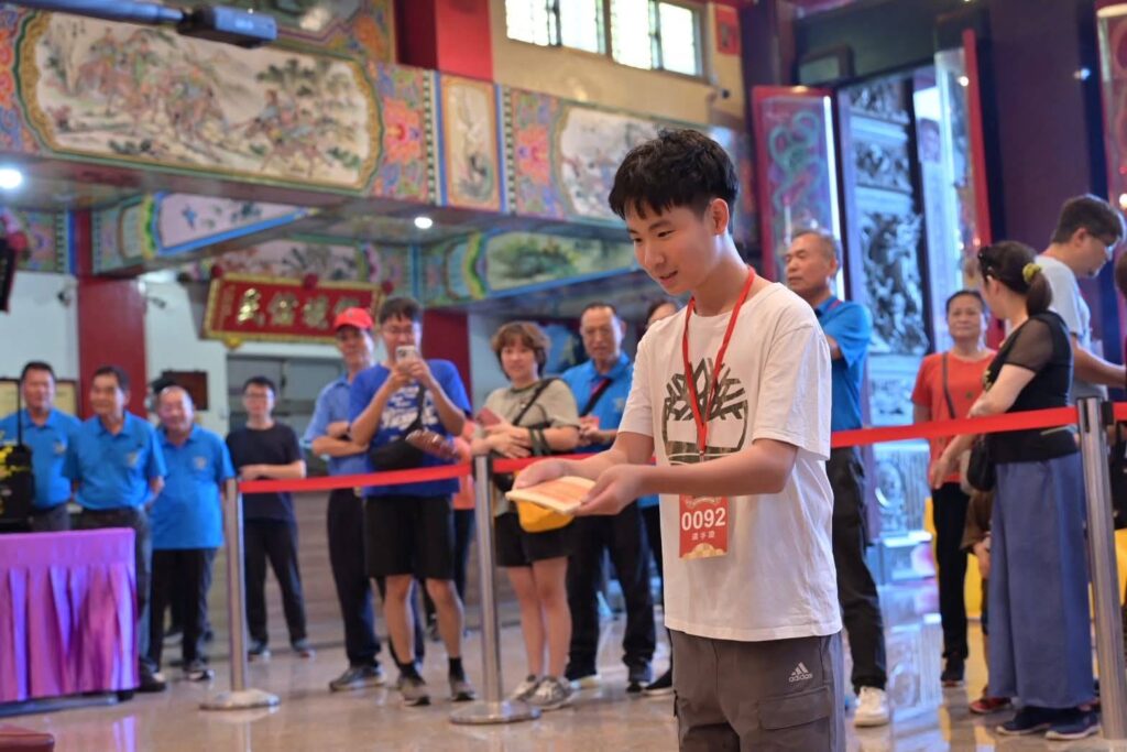 新莊聖武堂廟慶「聖武好神祭」熱鬧登場 讓傳統忠義文化更潮更年輕 | 索引新聞 INDEX News 擲筊送金牌吸引百民眾參與。(圖/新莊聖武堂提供)