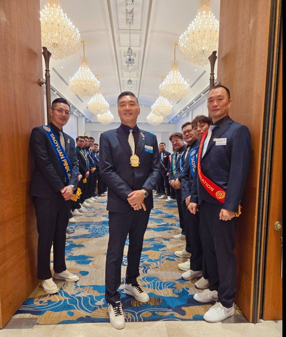 「品酒扶輪社」在社長張智淵（圖中）的帶領下，展現社團向心力與社會影響力。（記者 趙靜姸攝）