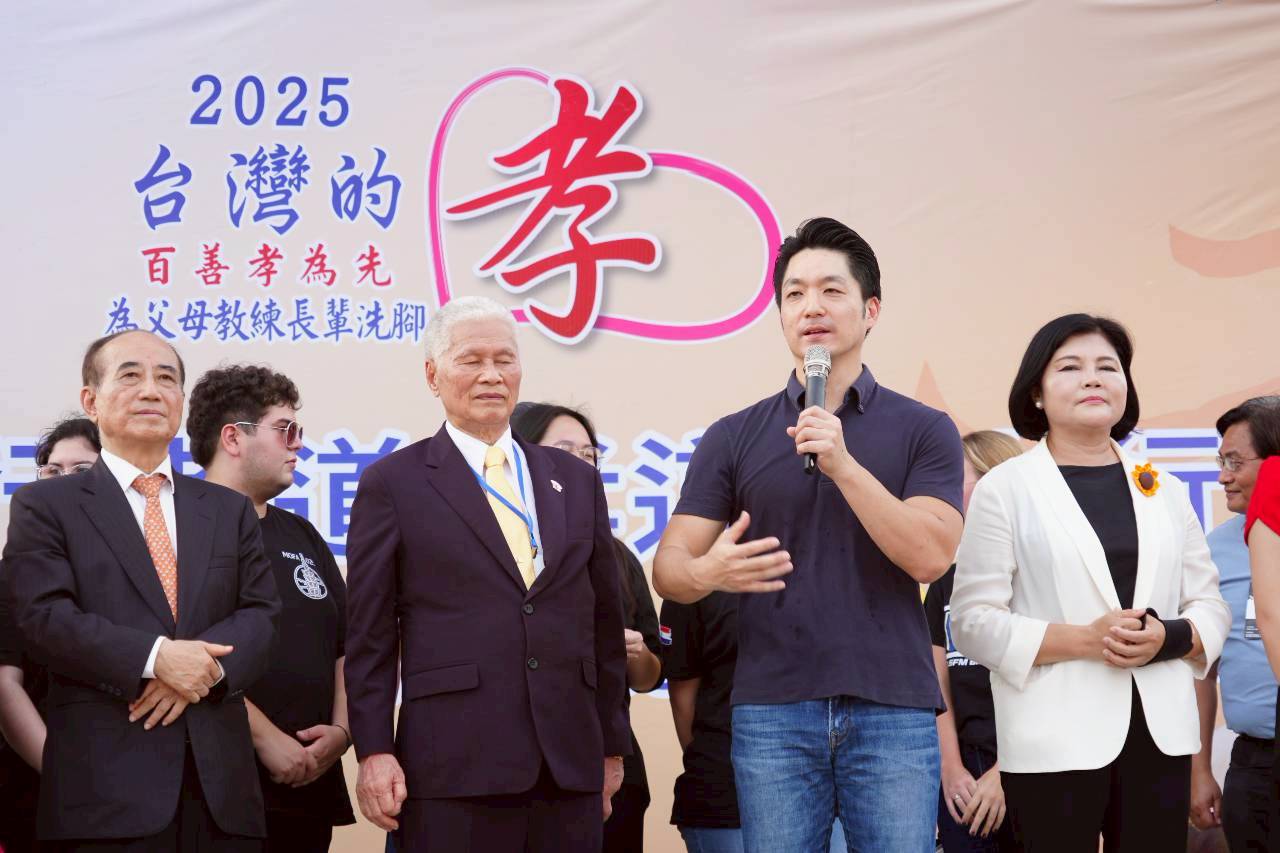 弘揚孝道!蔣萬安為長輩洗腳、揮毫「百善孝為先」 | 索引新聞 INDEX News 弘揚孝道!蔣萬安為長輩洗腳、揮毫「百善孝為先」 | 索引新聞 INDEX News