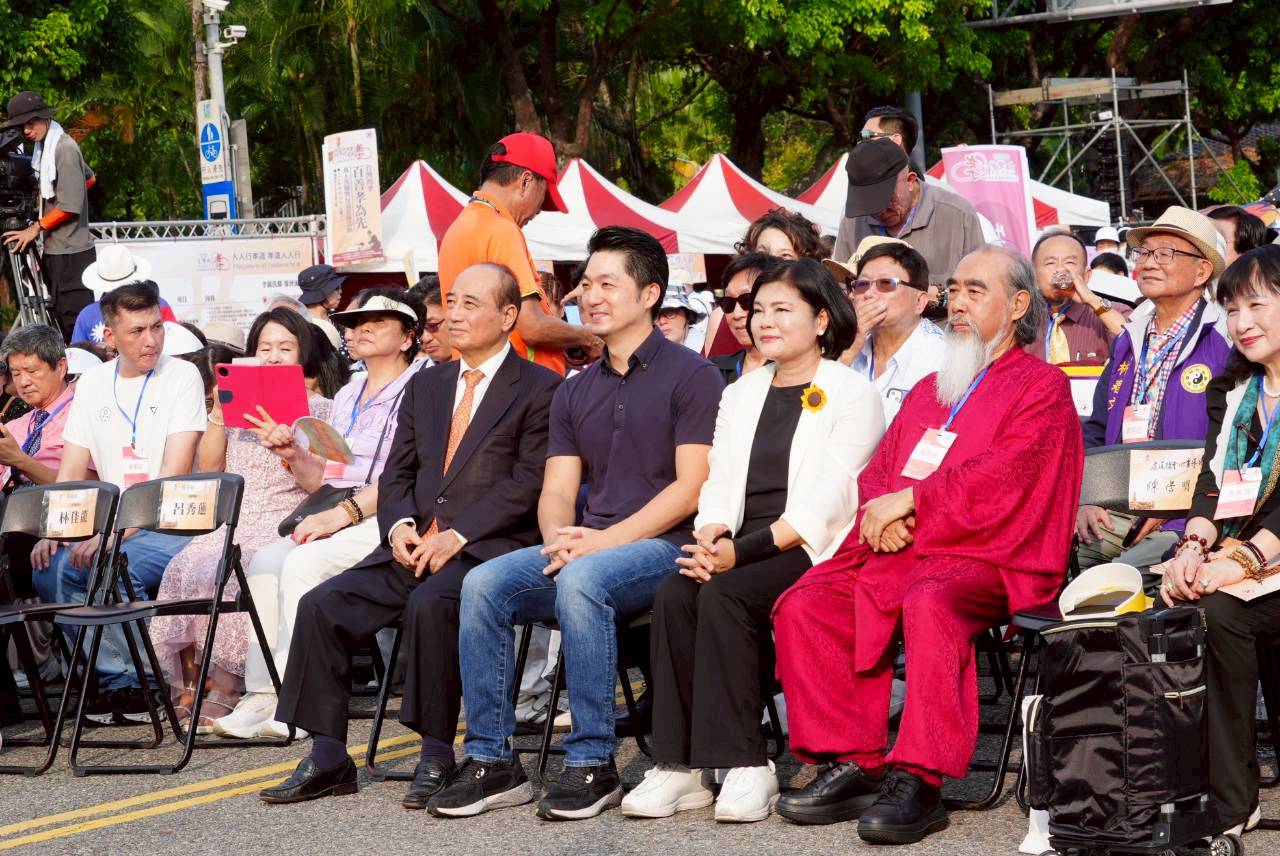 弘揚孝道!蔣萬安為長輩洗腳、揮毫「百善孝為先」 | 索引新聞 INDEX News 弘揚孝道!蔣萬安為長輩洗腳、揮毫「百善孝為先」 | 索引新聞 INDEX News