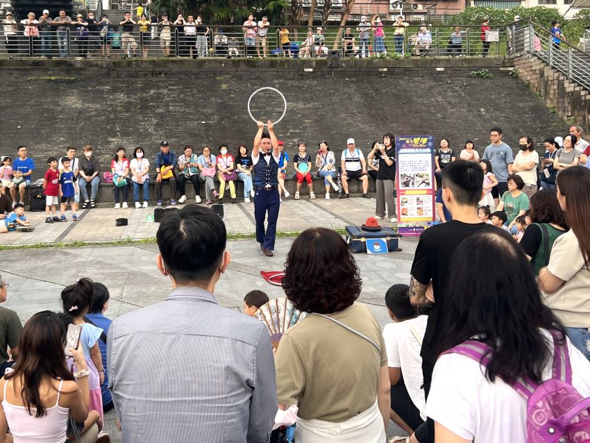 12米水豚君療癒裝置10/24碧潭亮相 4 《圖說》歡迎親子於展覽期間周末一同來碧潭體驗街頭藝術饗宴,113年資料照片。〈觀旅局提供〉