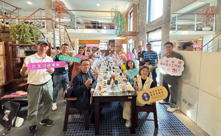 返鄉青年共創地方文化新篇章 花見台2線客底成果展 5 《圖說》「花見台2線—三石客底成果展」開幕,右一客家局長劉冠吟。〈客家局提供〉