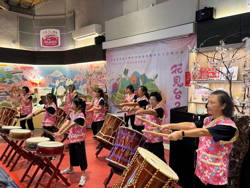 返鄉青年共創地方文化新篇章 花見台2線客底成果展 6 《圖說》由三芝與石門在地客家傳統協會帶來太鼓開場表演。〈客家局提供〉