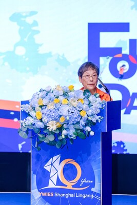 耀中耀華教育網絡行政總裁兼校監陳保琼博士於上海耀華臨港校區10周年校慶活動致開幕辭。 耀中耀華教育網絡行政總裁兼校監陳保琼博士於上海耀華臨港校區10周年校慶活動致開幕辭。