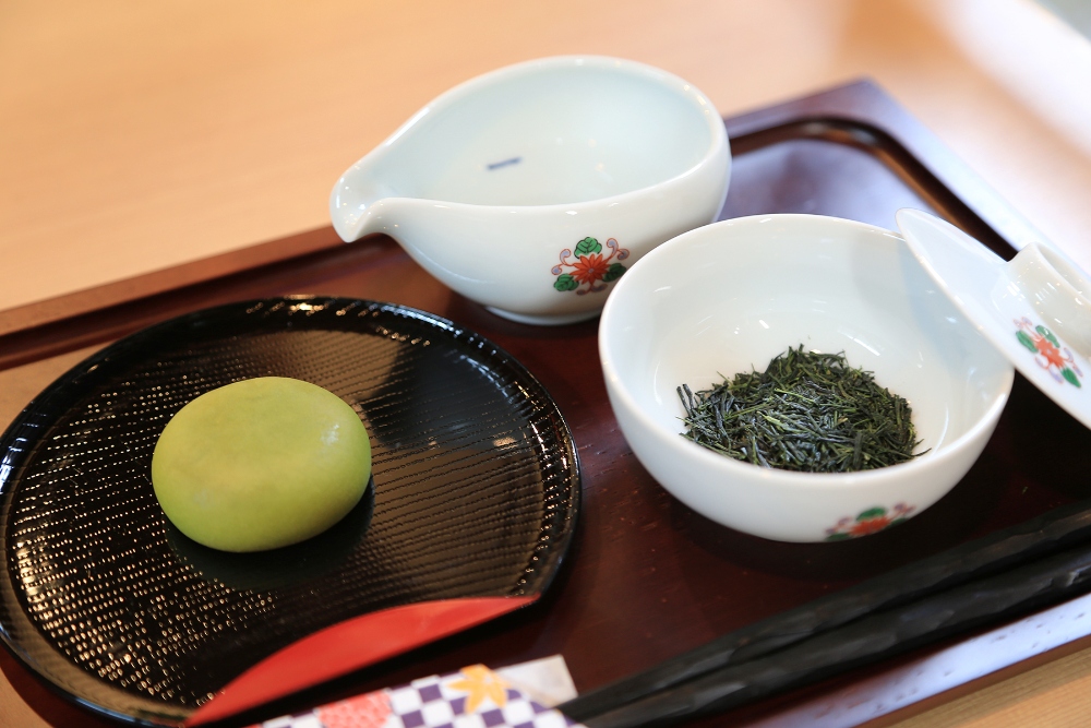 職人茶 X美人湯X匠人魂 九州養生之旅:茶香裊裊 山海盛宴 6 ▲八女茶啜飲體驗。