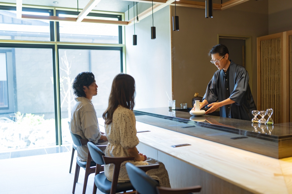 職人茶 X美人湯X匠人魂 九州養生之旅:茶香裊裊 山海盛宴 7 ▲侍茶師引領體驗嬉野茶文化。