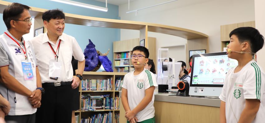 助攻AI閱讀風潮 百業捐贈650萬助新北學子 6 《圖說》學生引領貴賓操作智慧閱讀機,體驗科技輔助閱讀。〈教育局提供〉