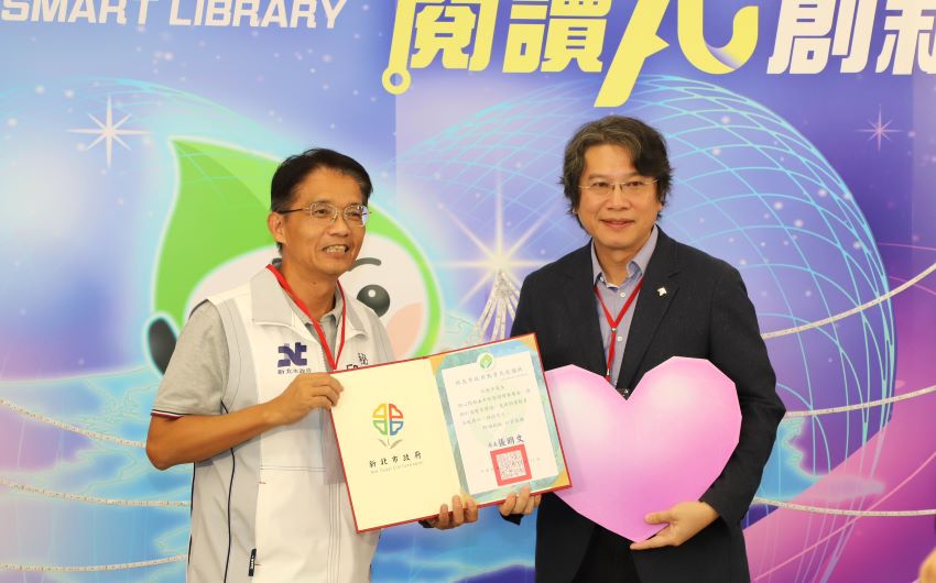 助攻AI閱讀風潮 百業捐贈650萬助新北學子 7 《圖說》新北市建築師公會理事長汪俊男代表接受感謝狀。〈教育局提供〉