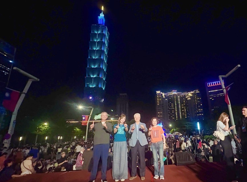 圖▲台新新光金合併後首秀-攜手台北101點亮國慶夜空，（左起）新光人壽副董事長洪士琪、台北101董事長賈永婕、台新新光金控總經理林維俊、台北101總經理朱麗文合影。