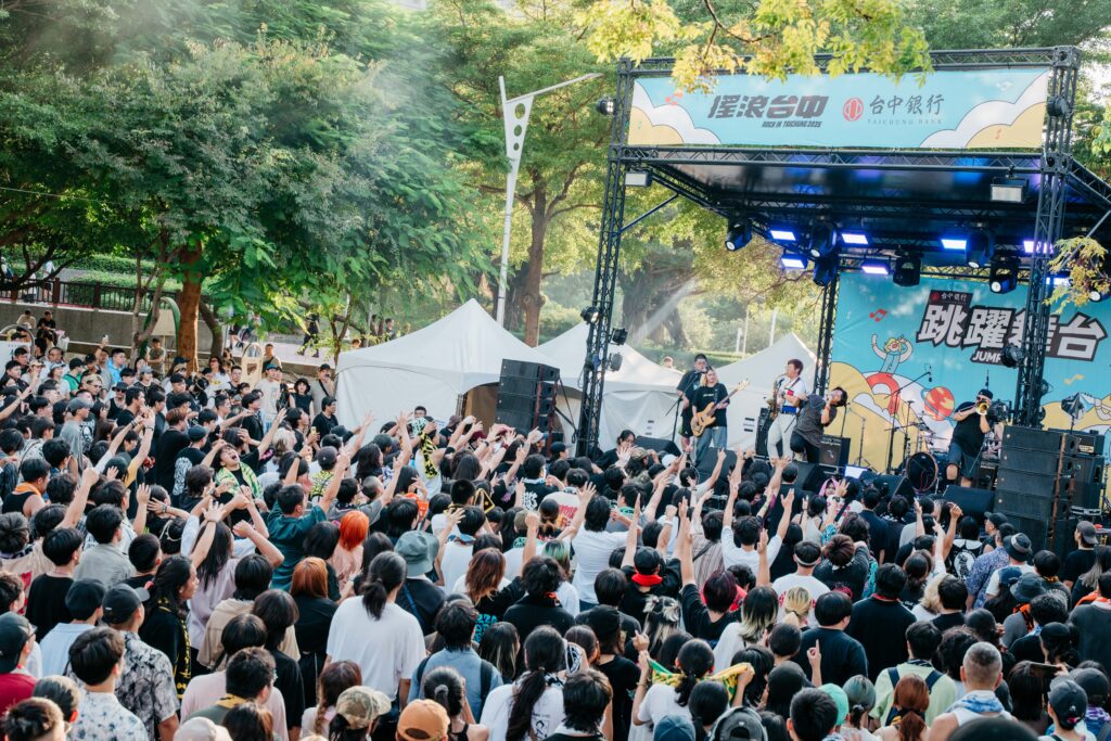 %E5%BE%9E%E7%99%BD%E5%A4%A9%E5%88%B0%E6%B7%B1%E5%A4%9C%E9%9F%B3%E6%B5%AA%E4%B8%8D%E6%96%B7 %E5%85%A9%E6%97%A5%E5%90%B8%E5%BC%95%E8%B6%85%E9%81%8E18%E8%90%AC%E4%BA%BA%E6%AC%A1%E6%B9%A7%E5%85%A5%E7%8F%BE%E5%A0%B4