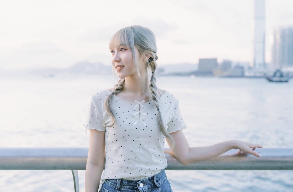 劉曉晴與AKB48小栗有以 雙C位〈Heavy Rotation〉掀全場高潮 3 %E4%B8%8B%E5%8D%883.38 2025 10 13%E7%9A%84%E5%BD%B1%E5%83%8F 2