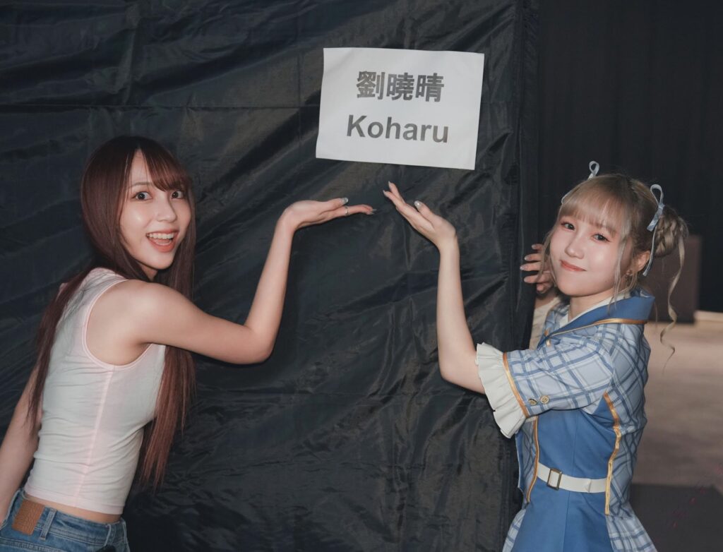 劉曉晴與AKB48小栗有以 雙C位〈Heavy Rotation〉掀全場高潮 5 %E4%B8%8B%E5%8D%883.38 2025 10 13%E7%9A%84%E5%BD%B1%E5%83%8F