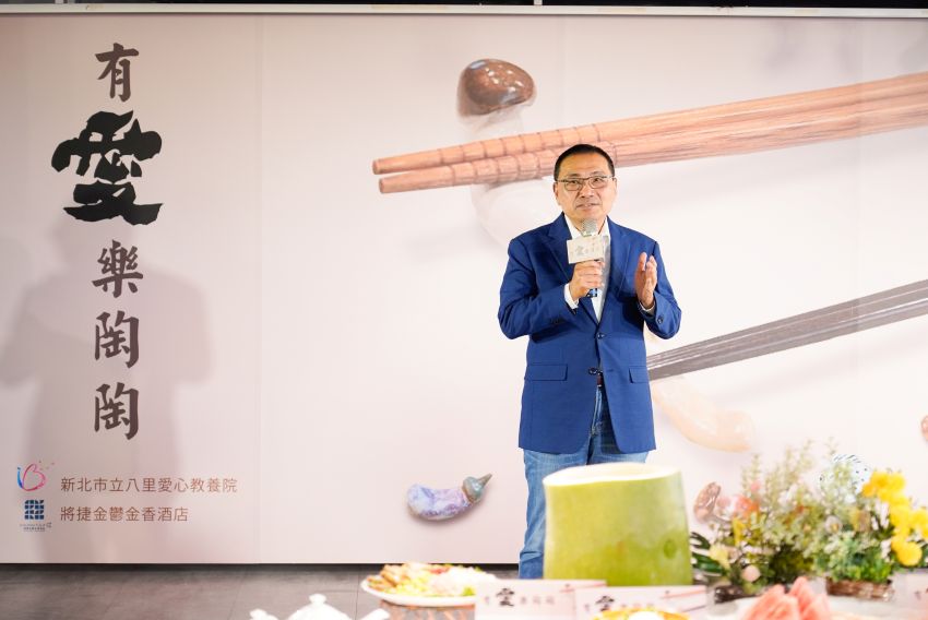 全國首創讓愛上桌 身障院生陶藝登上五星級酒店宴席 5 《圖說》侯友宜市長對於身障生突破身體限制完成創作深受感動,並肯定此次跨界合作是市府、企業與社福單位攜手實踐《身心障礙者權利公約(CRPD)》及企業ESG的最佳典範。〈社會局提供〉