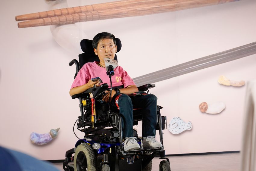 全國首創讓愛上桌 身障院生陶藝登上五星級酒店宴席 6 《圖說》院生代表張孜維分享他學習陶藝體悟出「慢慢來也沒關係」的價值,只要願意嘗試,就能留下努力的痕跡。〈社會局提供〉