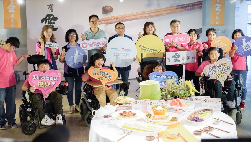 全國首創讓愛上桌 身障院生陶藝登上五星級酒店宴席 7 《圖說》八里愛心教養院與將捷金鬱金香酒店跨界合作,將身障院生陶藝作品登上宴席,讓愛上桌。〈社會局提供〉