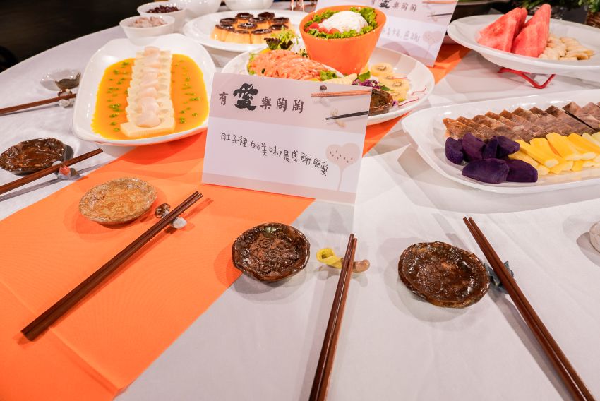 全國首創讓愛上桌 身障院生陶藝登上五星級酒店宴席 8 《圖說》八里愛心教養院與將捷金鬱金香酒店跨界合作,推出「尊享樂活套餐」,餐桌上搭配的陶藝筷架與味碟,全由院生親手製作。〈社會局提供〉