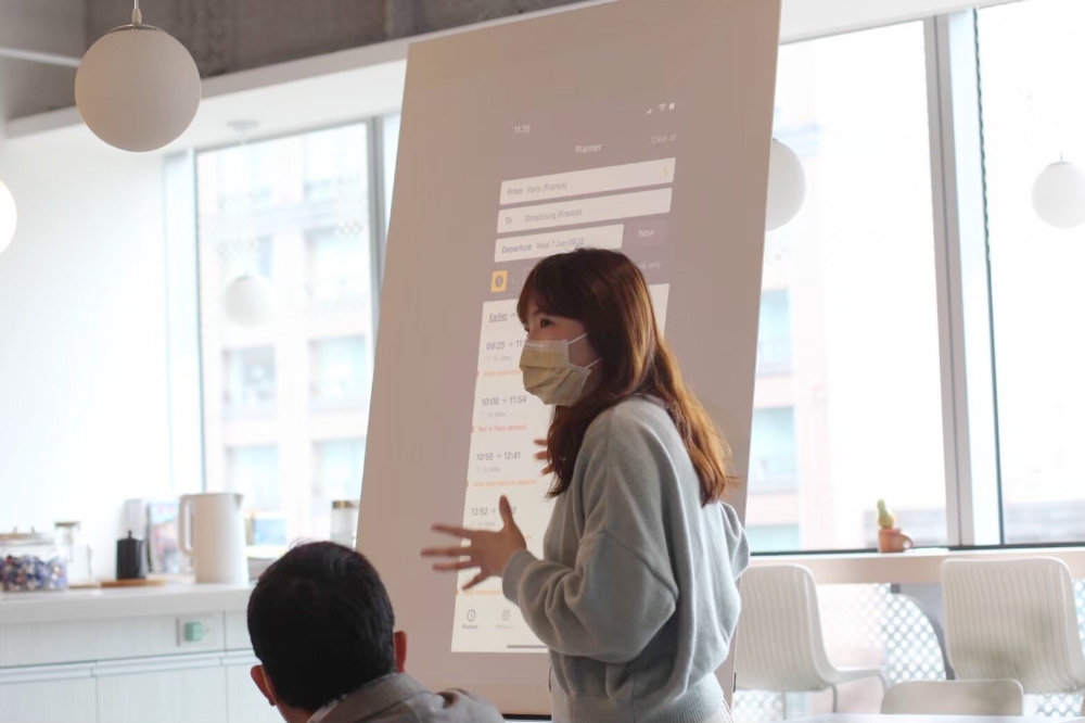 30年專注歐洲行程規劃與火車票券!飛達旅遊 GoByTrain 成為旅客最信賴的自由行夥伴 4 圖▲電子票教學:因應不同顧客屬性持續推陳出新服務,圖為飛達旅遊電子票教學實體課程。(圖/飛達旅遊提供)