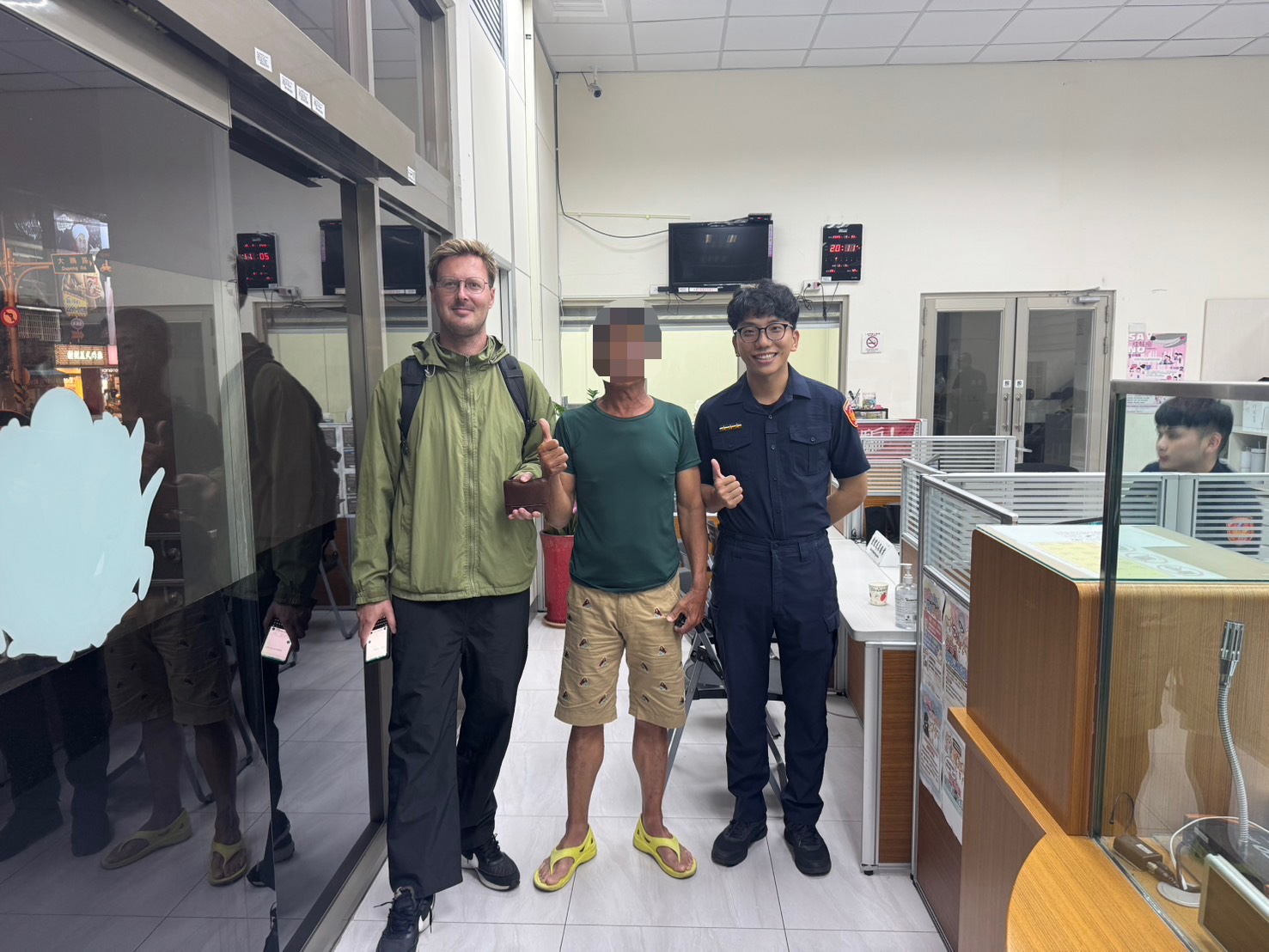 派出所上演真人版電影情節 失主與恩人「坐隔壁」神奇重逢 | 索引新聞 INDEX News 派出所上演真人版電影情節 失主與恩人「坐隔壁」神奇重逢 | 索引新聞 INDEX News