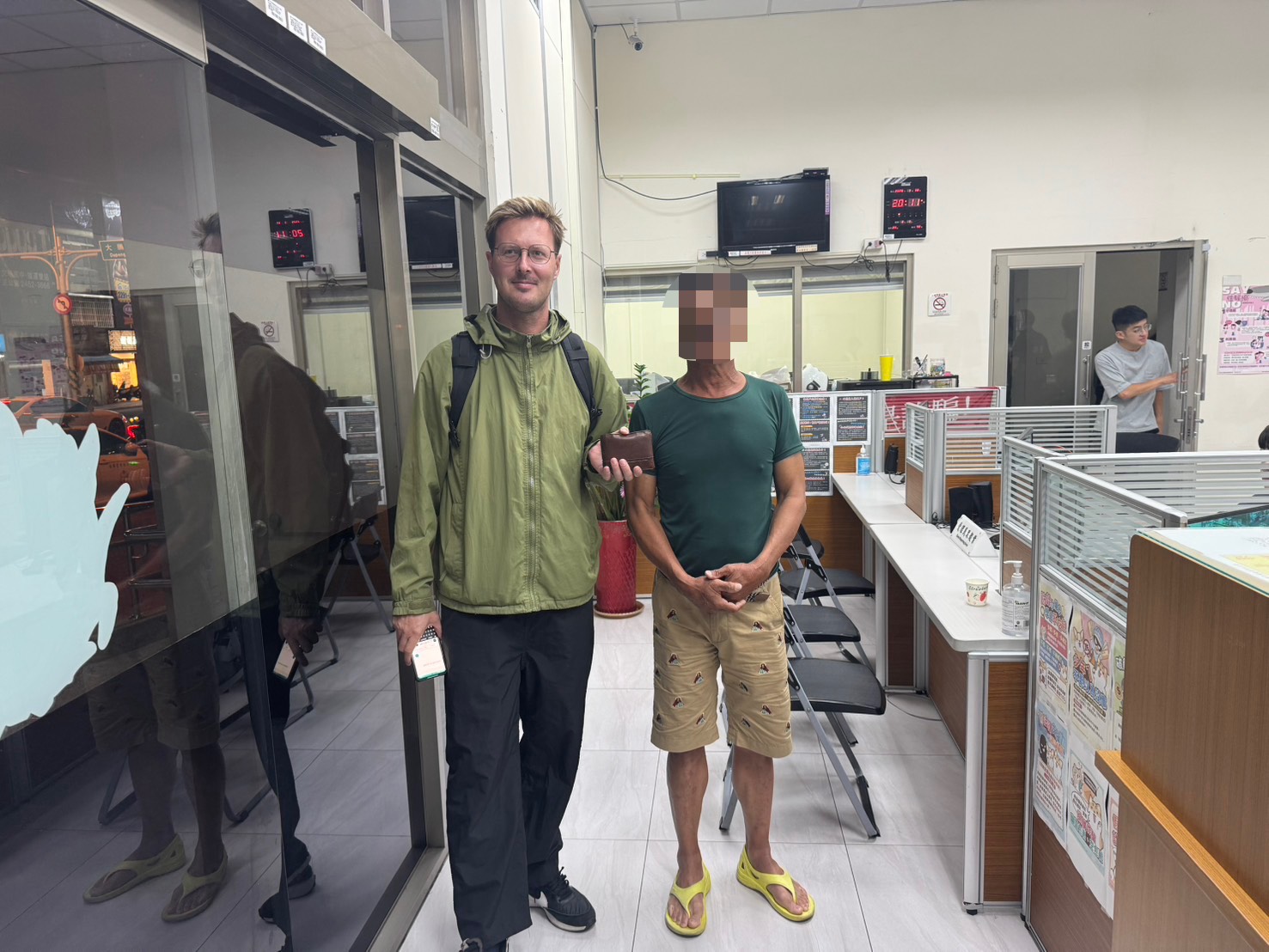 派出所上演真人版電影情節 失主與恩人「坐隔壁」神奇重逢 | 索引新聞 INDEX News 派出所上演真人版電影情節 失主與恩人「坐隔壁」神奇重逢 | 索引新聞 INDEX News