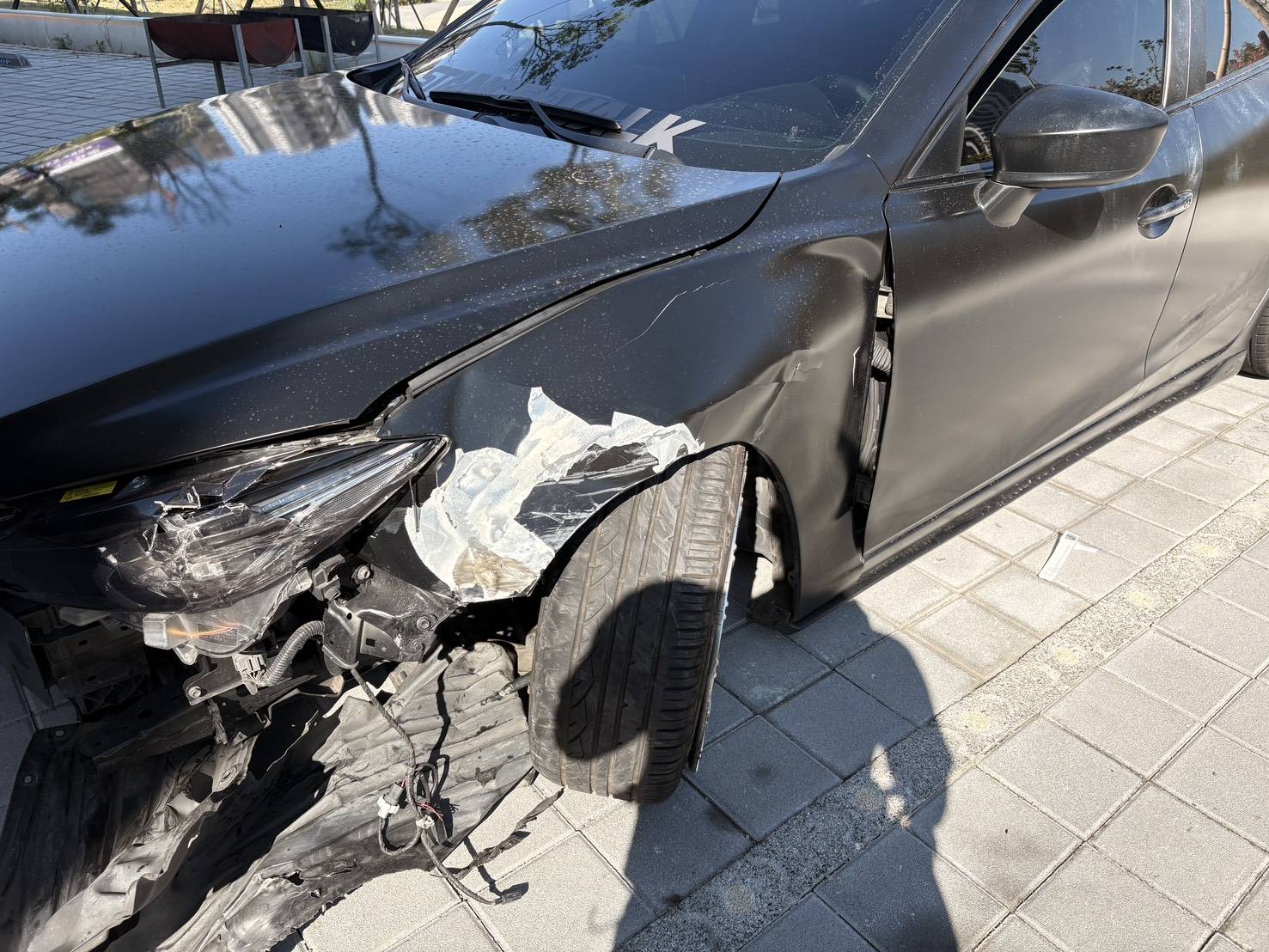 20歲陽姓駕駛違停遭警方盤查，不料竟拒檢逃逸、衝撞車輛及民宅後棄車逃亡。（記者翻攝）