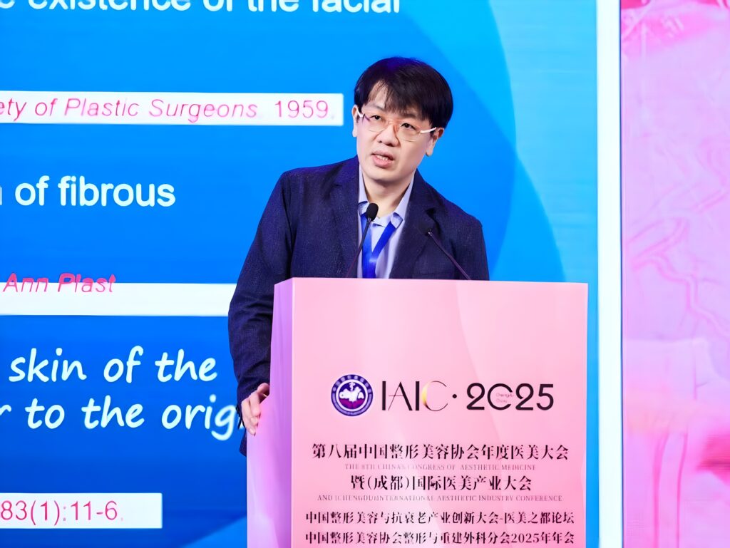 張光正醫師相信「批評是再次證明專業的契機」。（真美學時尚診所提供）