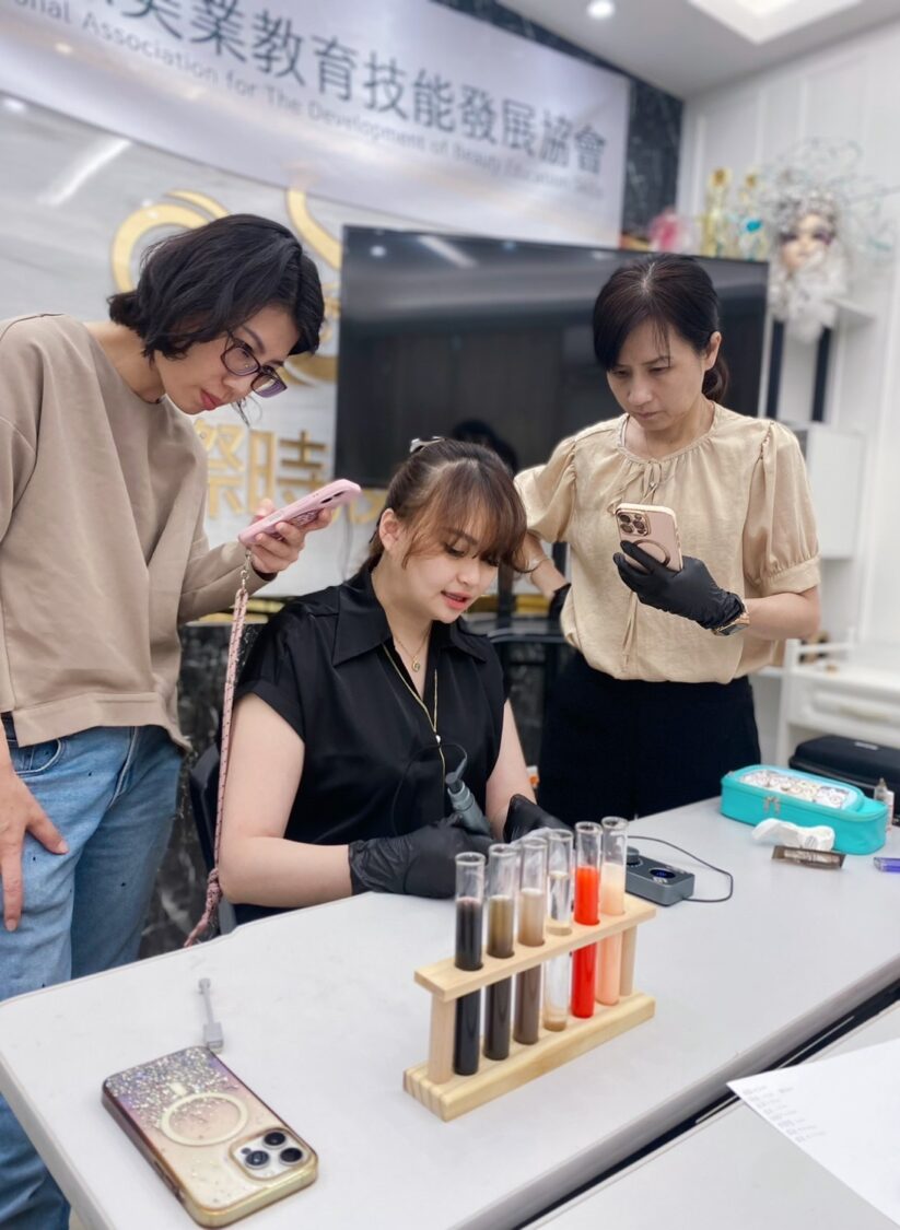 李孟蒖老師於課堂中親自指導學員眉型設計與色彩運用，展現教育者細膩與專注的一面，強調「自然、剛剛好」的品牌美學精神。（圖／李孟蒖提供）