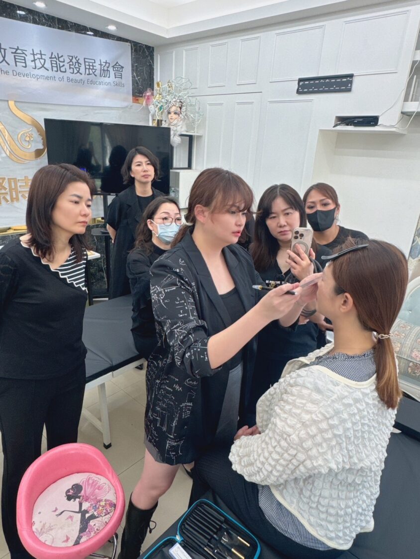 李孟蒖老師（中）於中華國際美業教育技能發展協會授課現場示範紋繡操作，透過專業實作與個別指導，提升學員專業技巧與作品美感。（圖／李孟蒖提供）