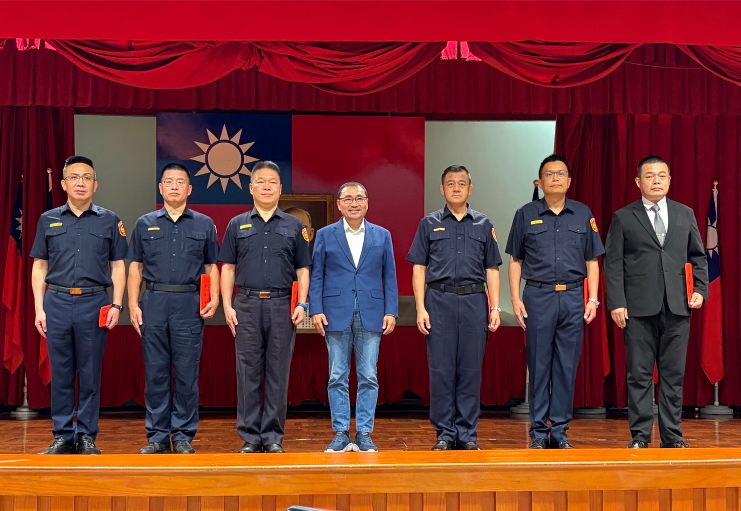 跨局處強化打擊犯罪 侯友宜治安會報表揚有功人員 4 《圖說》侯友宜市長表揚「打擊詐欺」、「掃蕩幫派」、「查緝毒品」等警政單位績優人員。〈警察局提供〉