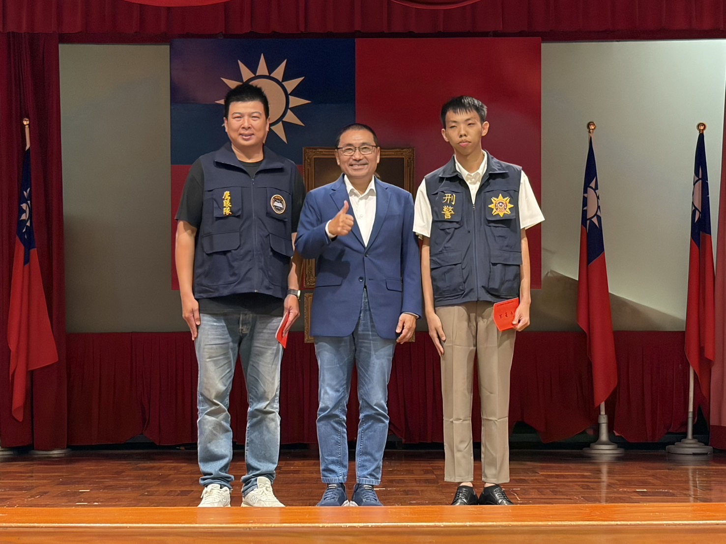 跨局處強化打擊犯罪 侯友宜治安會報表揚有功人員 5 《圖說》侯友宜頒發「破獲重大特殊刑案」有功人員。〈警察局提供〉