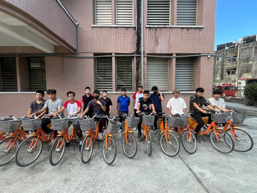 老YouBike新任務 新北捐45輛YouBike 1.0助光復學子通學 4 《圖說》「老YouBike新任務」-新北市1.0自行車送達花蓮縣光復商工。〈交通局提供〉