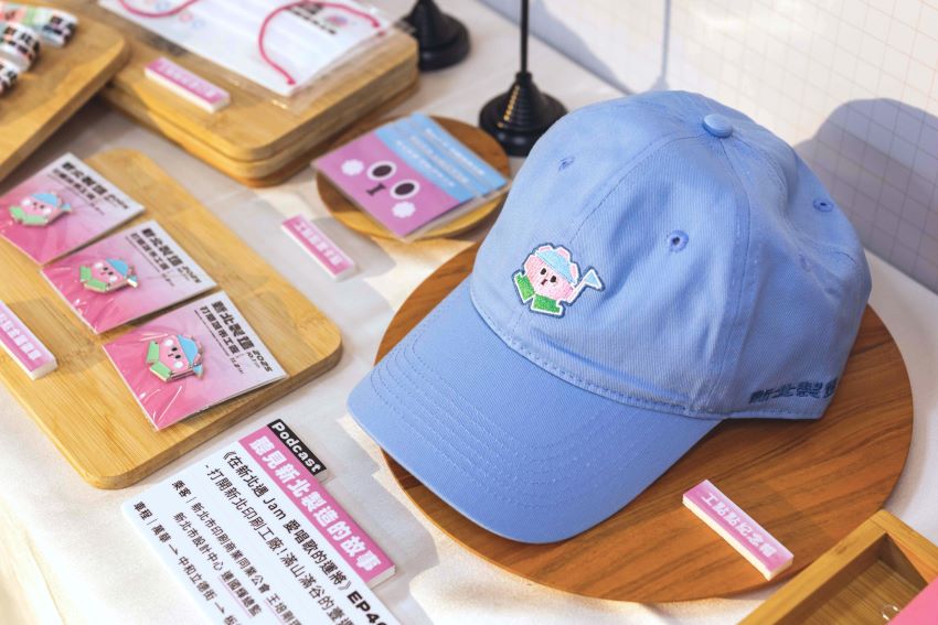 走訪隱形冠軍 「新北製造」打開城市工廠 6 《圖說》「2025新北製造:打開城市工廠」將環狀線列車化身移動展場,民眾答題還有機會獲得文創小物。〈文化局提供〉