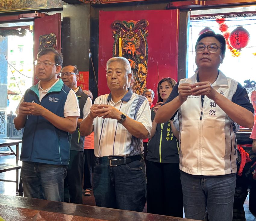 劉和然參拜浮洲福德宮 贈匾「福佑蒼生」 4 《圖說》劉和然今日前往板橋「浮洲福德宮」參拜祈福,祈求新北市政順利推行。〈民政局提供〉
