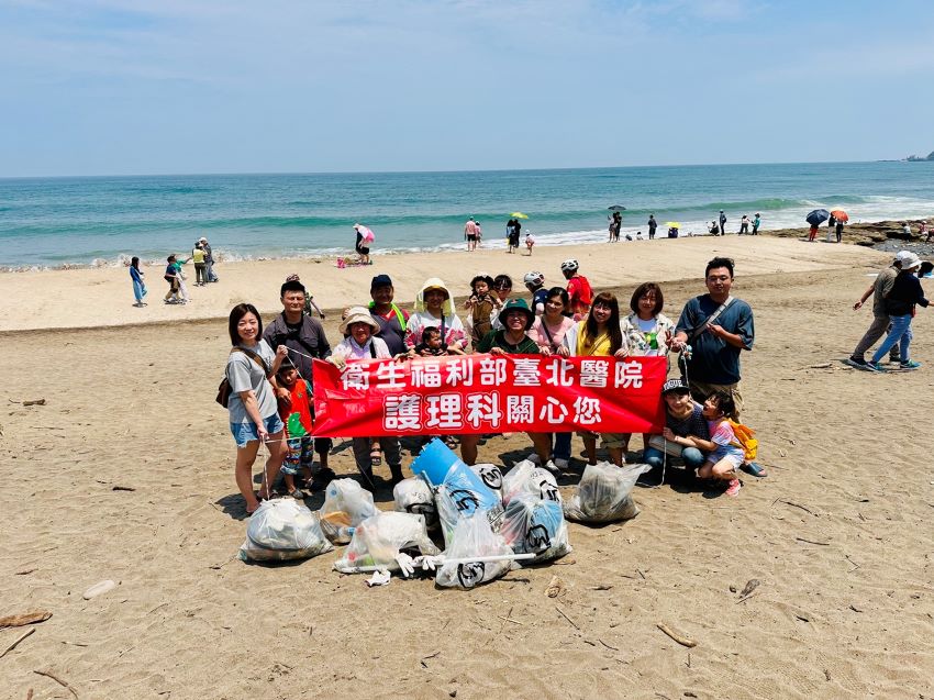 護病也護海! 臺北醫院護理師三度淨灘守護海岸線 7 《圖說》6B曾瑪俐護理長(左一)、7B謝玉蘭護理長(右三)、5B李景如護理長(右四)、黃巾芳副護理長(後排中)等人至老梅石槽淨灘。〈臺北醫院提供〉