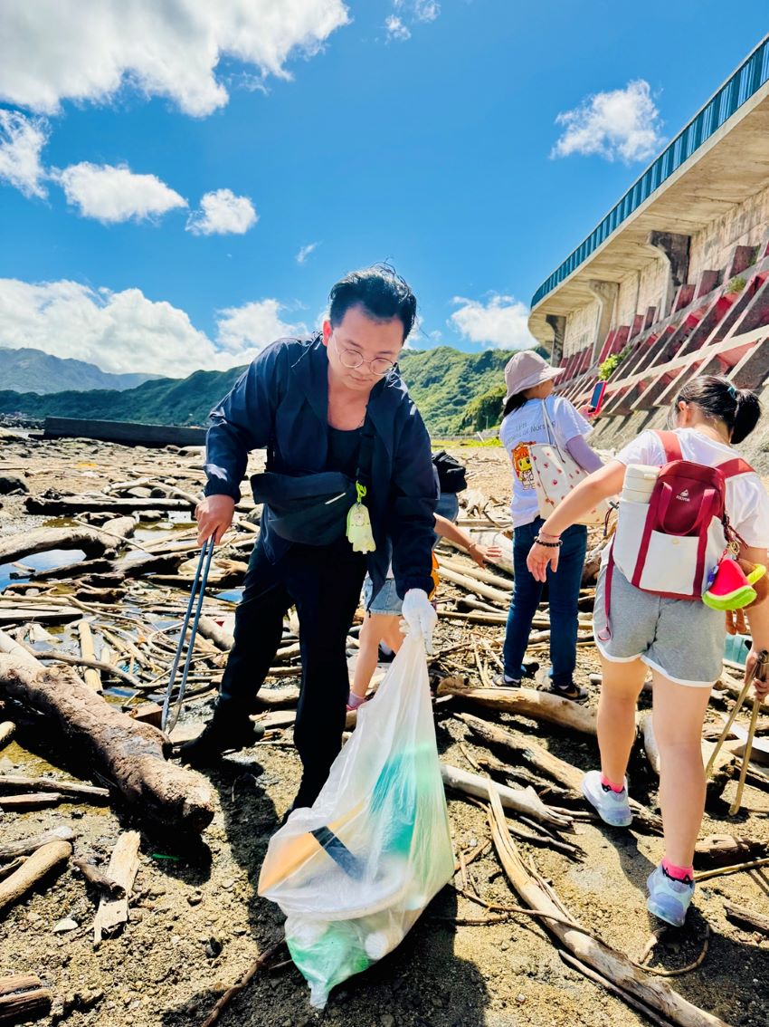 護病也護海! 臺北醫院護理師三度淨灘守護海岸線 8 《圖說》在八斗子淨灘一開始就集滿一袋塑料瓶。〈臺北醫院提供〉