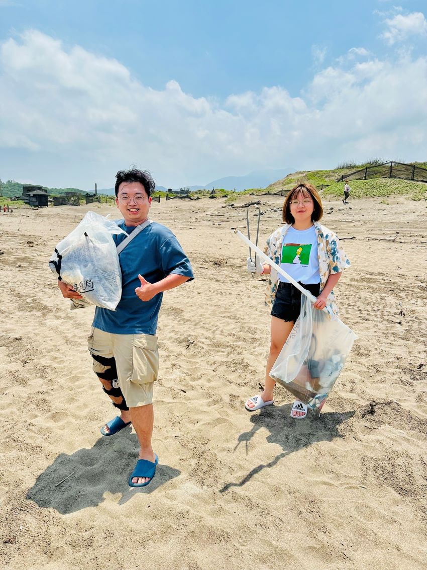 護病也護海! 臺北醫院護理師三度淨灘守護海岸線 9 《圖說》至老梅石槽,左抱漁網、右撿燈管,護理師淨灘實踐永續。〈臺北醫院提供〉